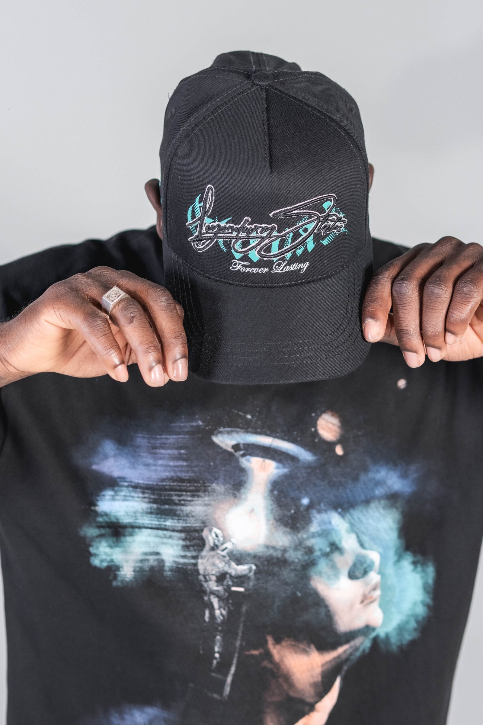 Gorra tipo trucker con bordado frontal de alta definición